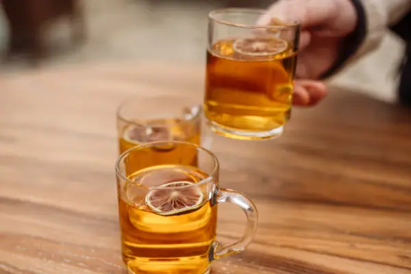 Glühwein in Bansin Hand hält ein Glas mit alkoholischem Getränk.