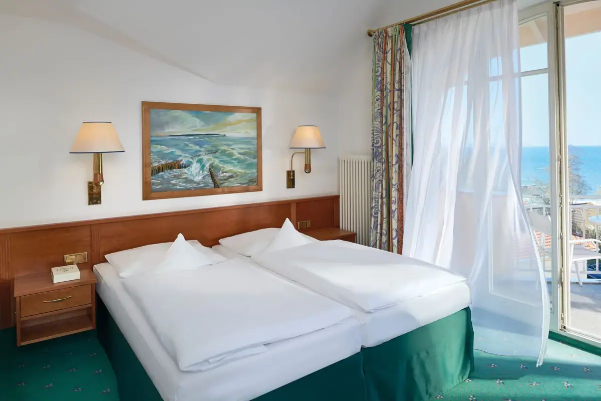 Hotelzimmer Nordperd & Villen Ein Zimmer mit zwei Betten und einem Fenster.