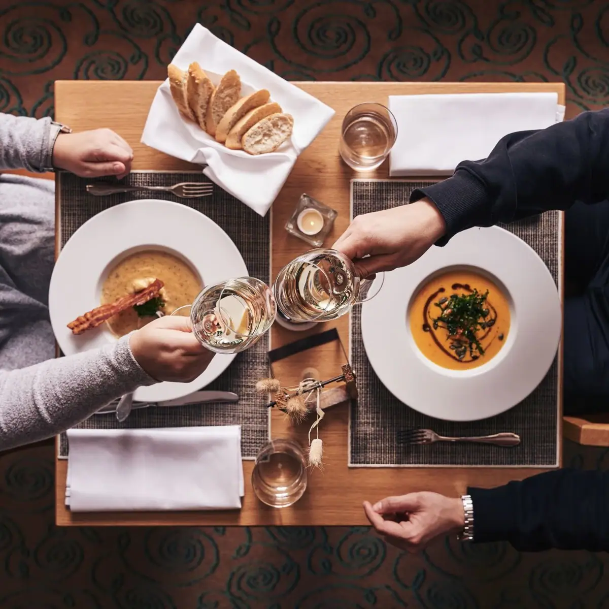 Abendessen Zwei Menschen sitzt an einem Tisch mit Tellern und Weingläsern.