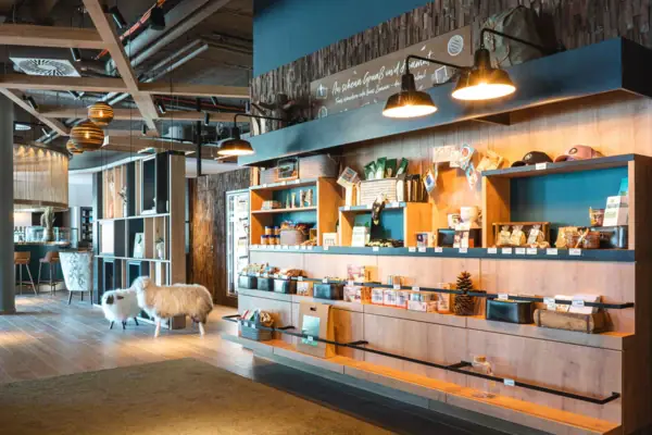 Shop Ein Deko-Schaf in einem Shop.