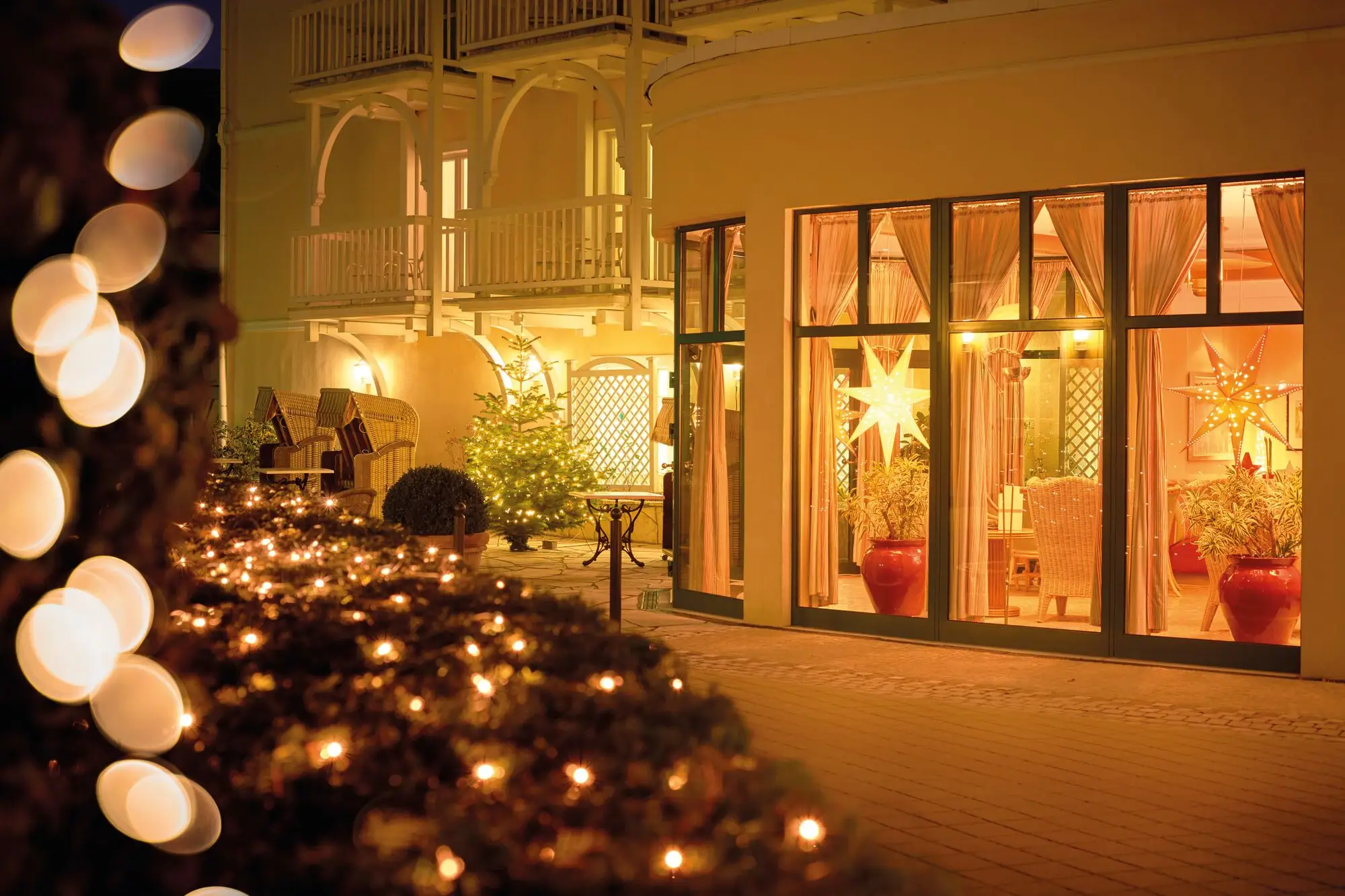 Nordperd & Villen Göhren Ein Gebäude mit Außenbeleuchtung.