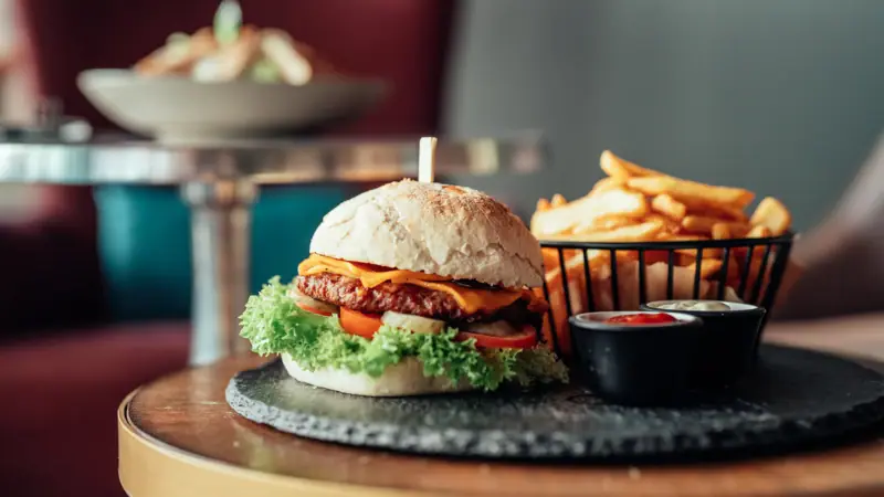 Burger Burger und Pommes auf einem Tisch