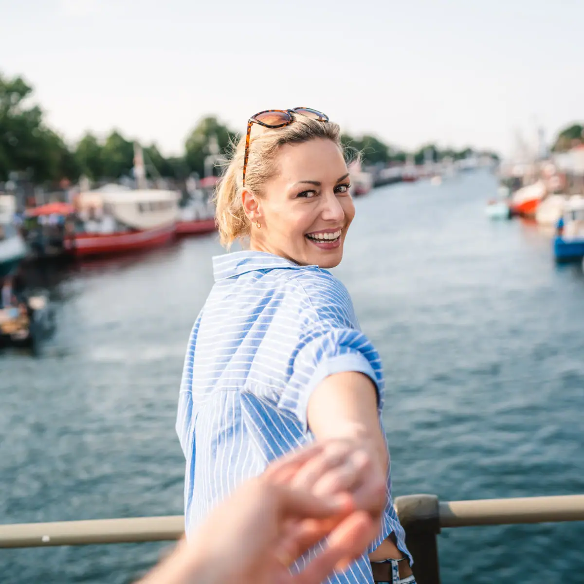 Eine Frau hält die Hand eines Mannes.