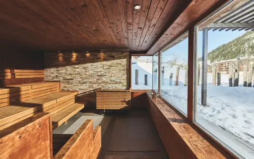 Sauna mit Holzbänken und großen Fenstern. Sauna mit Holzbänken und großen Fenstern.