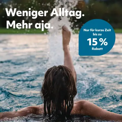 Herbst Spezial Eine Frau schwimmt im Wasser.