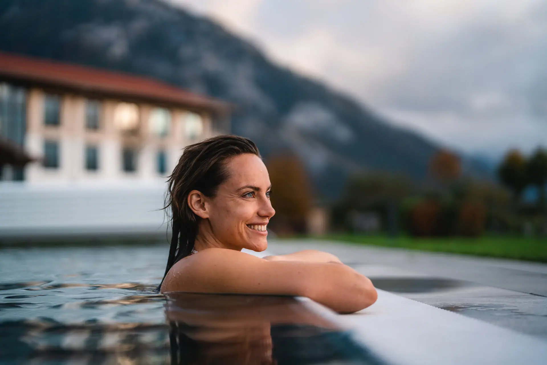 Außenpool Frau schwimmt in einem Pool im Freien.