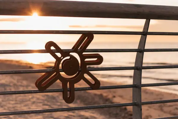 Sonne Metallgeländer mit Sonnensymbol darauf.