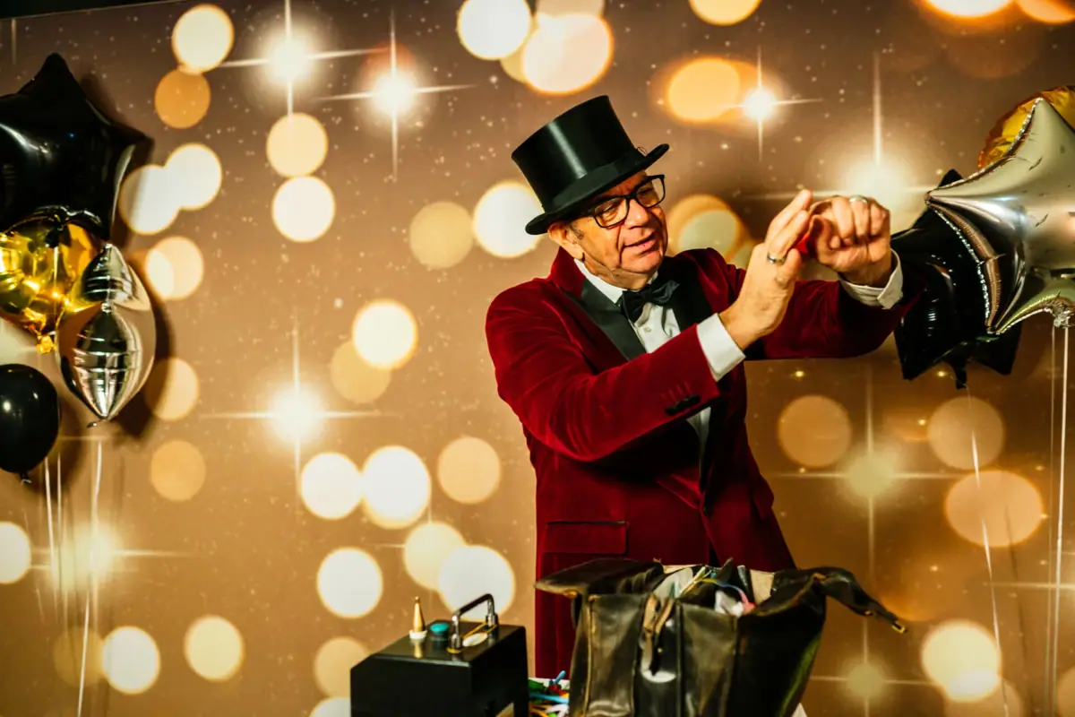 Silvester im aja Travemünde Ein Mann in einem roten Anzug und Zylinder.