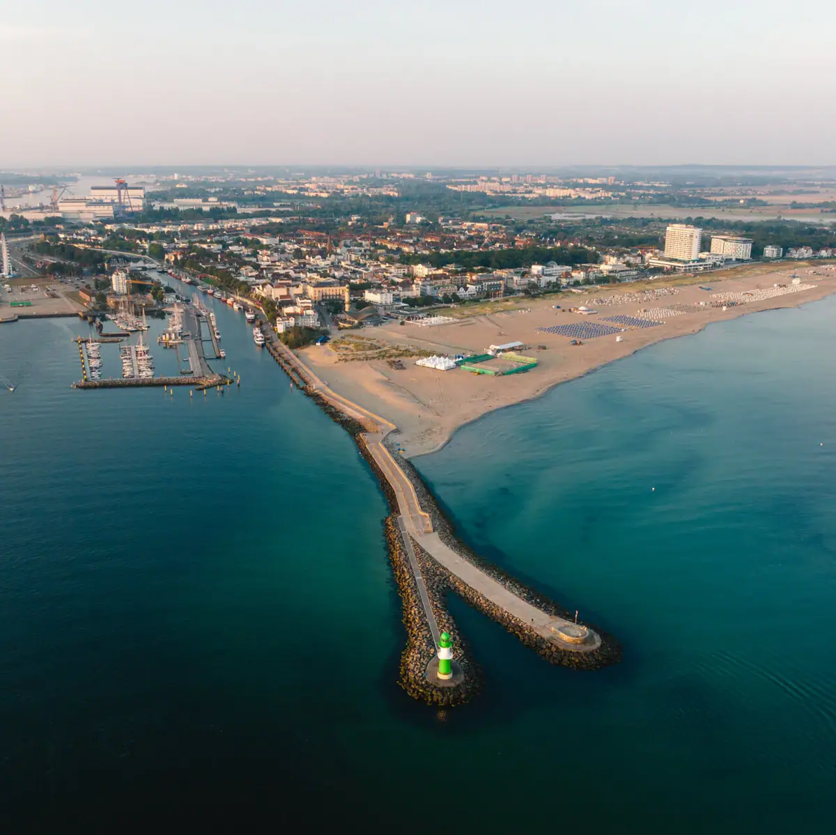 Warnemünde aus der Luft Luftaufnahme des Strandes und Warnemünde am Meer.