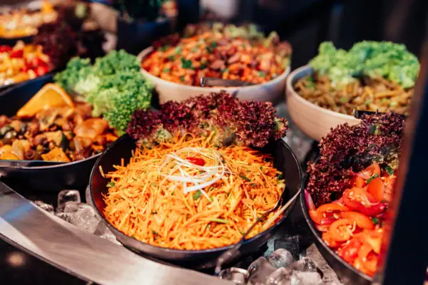 Salatbuffet Eine Gruppe von Schüsseln mit verschiedenen Speisen.