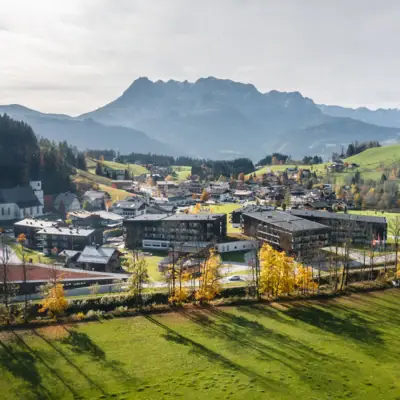Bergresort Werfenweng Eine Stadt in einem Tal mit Bergen im Hintergrund.