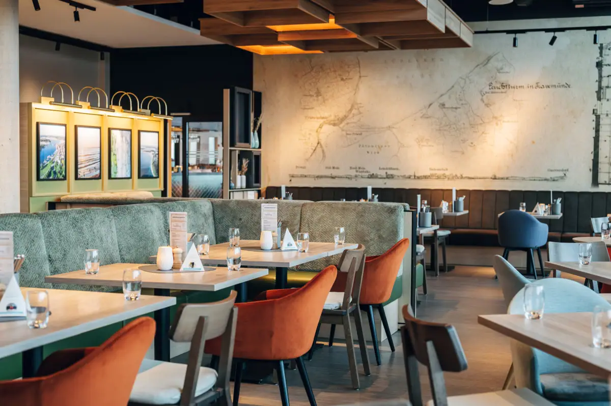 Restaurant mit Landkarte Ein Restaurant mit Tischen und Stühlen.