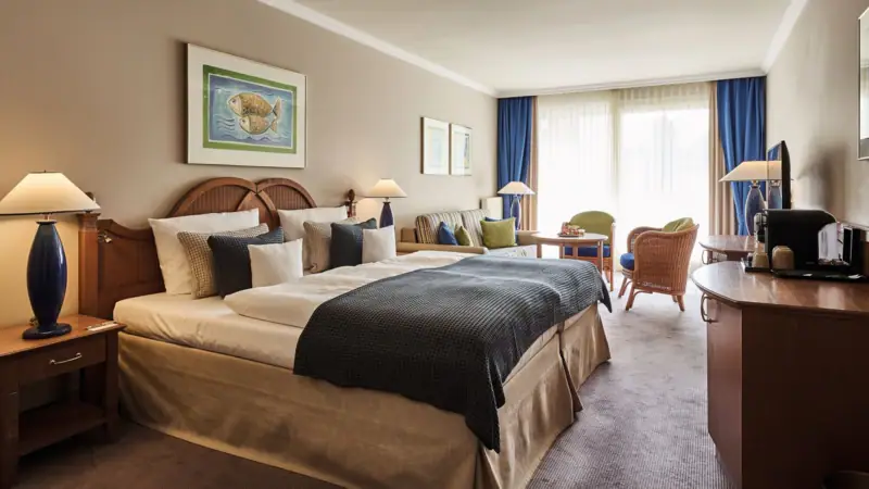 Hotelzimmer mit Bett und Stühlen, elegant eingerichtet mit Möbeln und Dekoration.