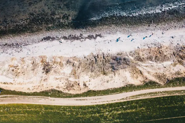 Luftaufnahme der Ostseeküste.