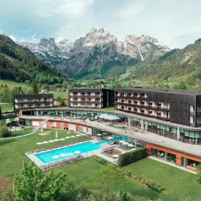 aja Bergresort Werfenweng Hotel mit Pool und Bergen im Hintergrund