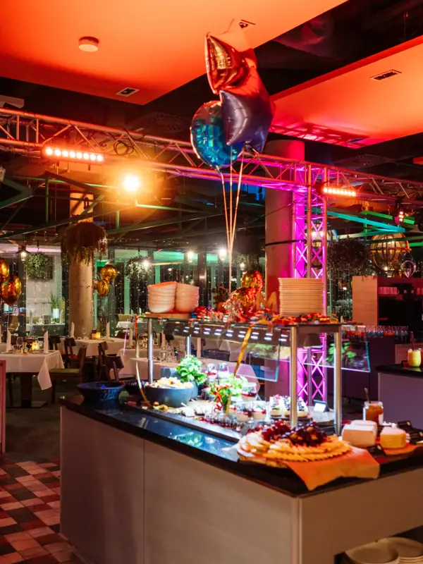 Silvester im aja Travemünde Das Silvesterbuffet im Restaurant. Zu sehen sind ein Käse- und Salatbuffet.