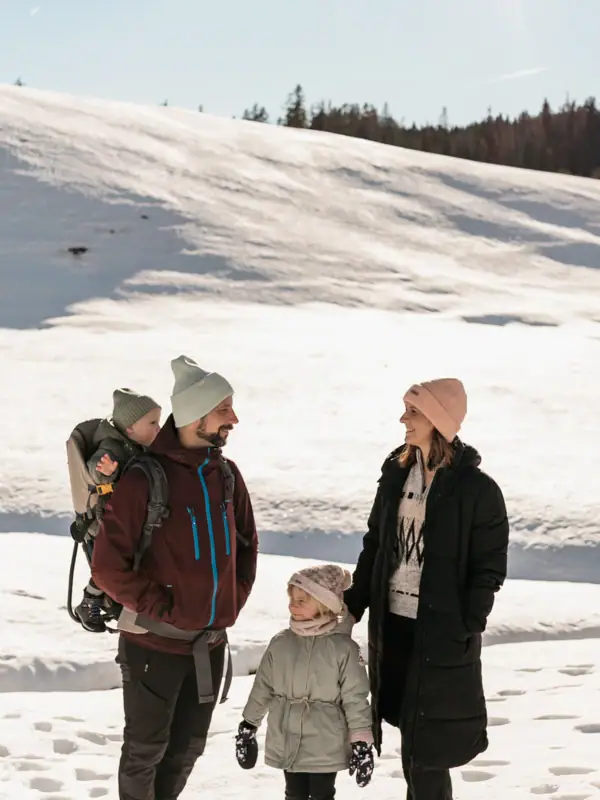 Familie im Schnee Eine Gruppe von Menschen steht im Schnee.