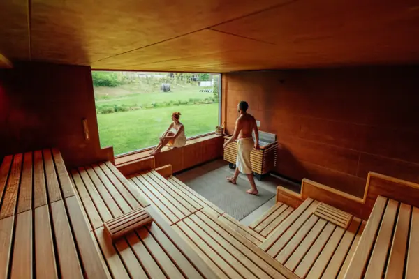 Sauna Ein Mann und eine Frau in einer Sauna.