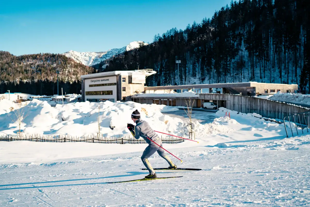 Langlauf Eine Person beim Skifahren auf Schnee.