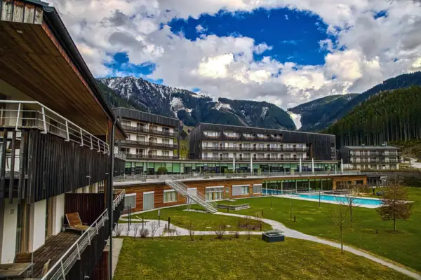 Bergresort Werfenweng Ein Gebäude mit einem Pool davor.
