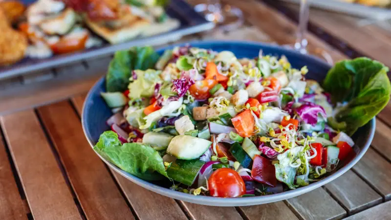 Salatbowl Ein Teller mit Salat auf einem Tisch.