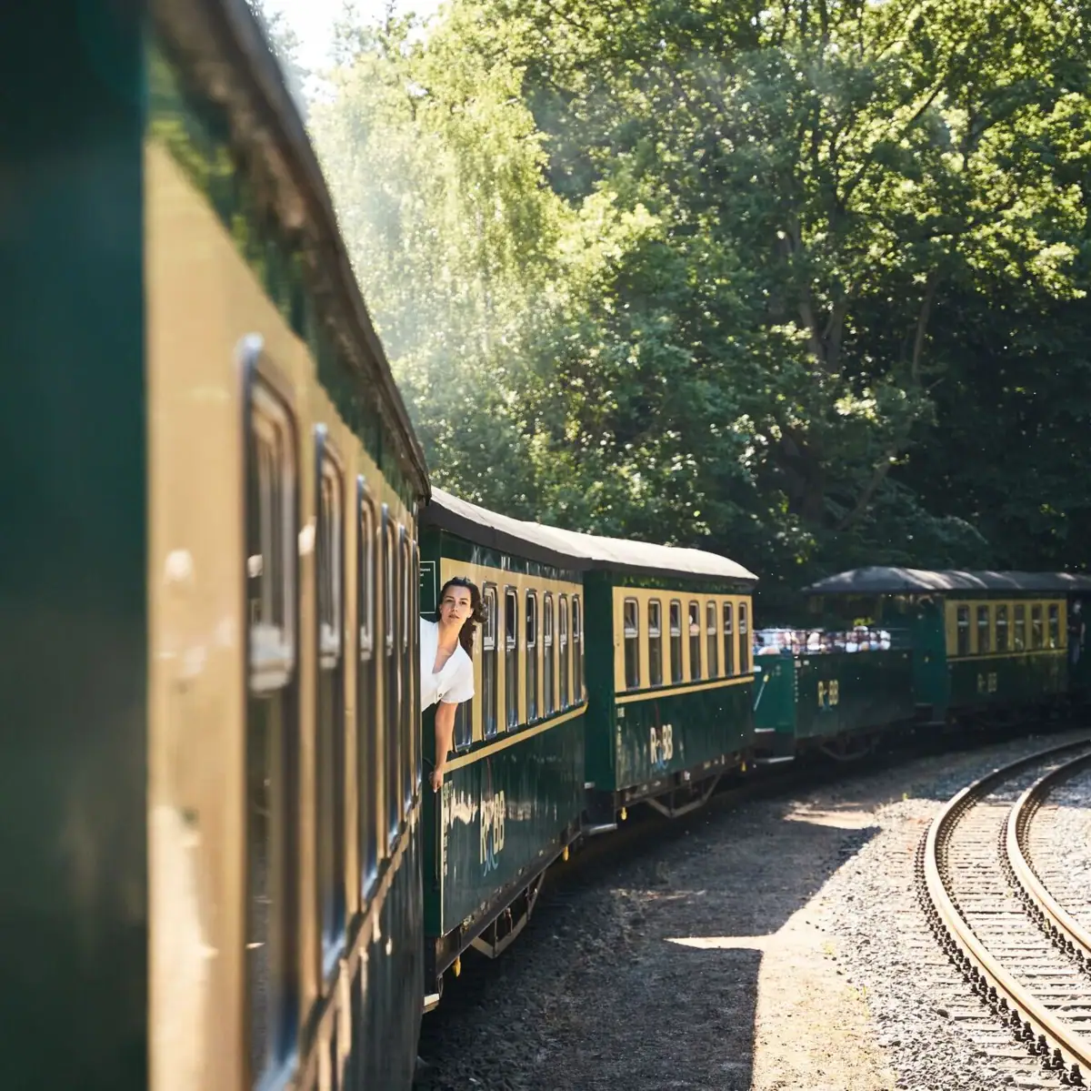 Rasender Roland Eine Frau lehnt sich aus einem Zugfenster.