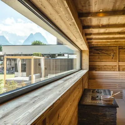 Sauna Fenster mit Holzwand und Holzwanne.