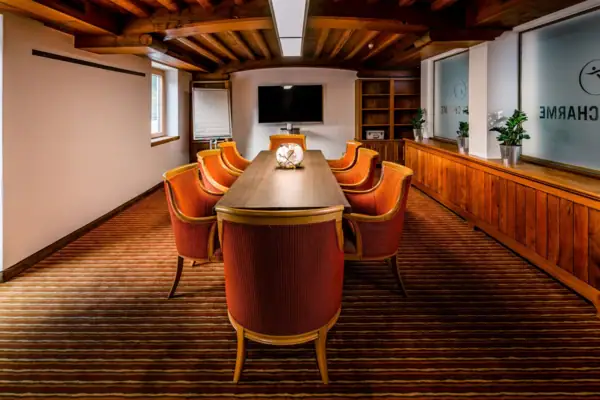 Bibliothek Ein Raum mit einem Tisch und Stühlen.