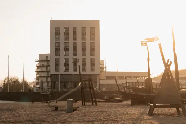 Gebäude mit Boot und Spielplatz im Freien.
