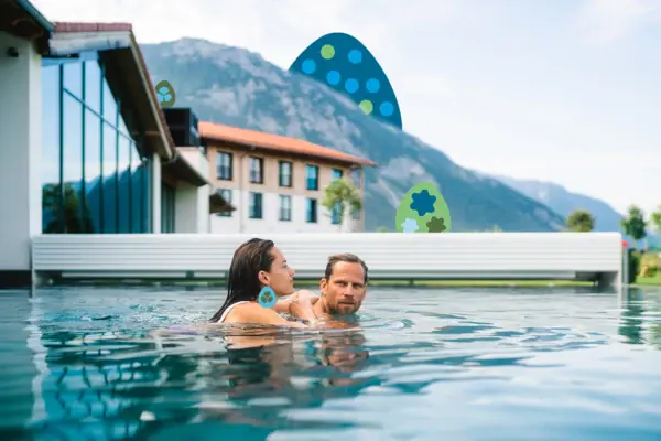 aja Ruhpolding Ein Mann und eine Frau in einem Schwimmbecken.