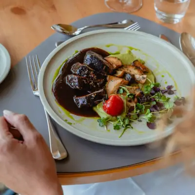 Abendessen Ein Teller mit Essen auf einem Tablett.