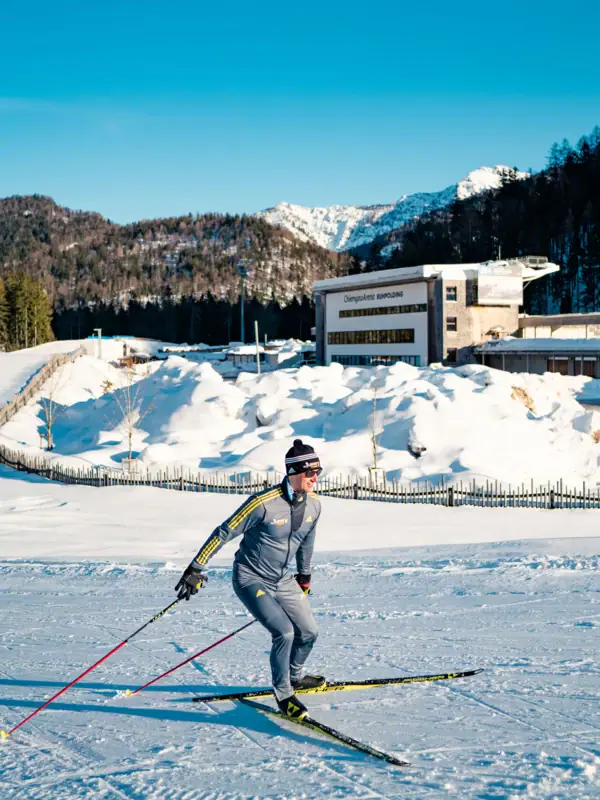 Langlauf Eine Person auf Skiern im Schnee.