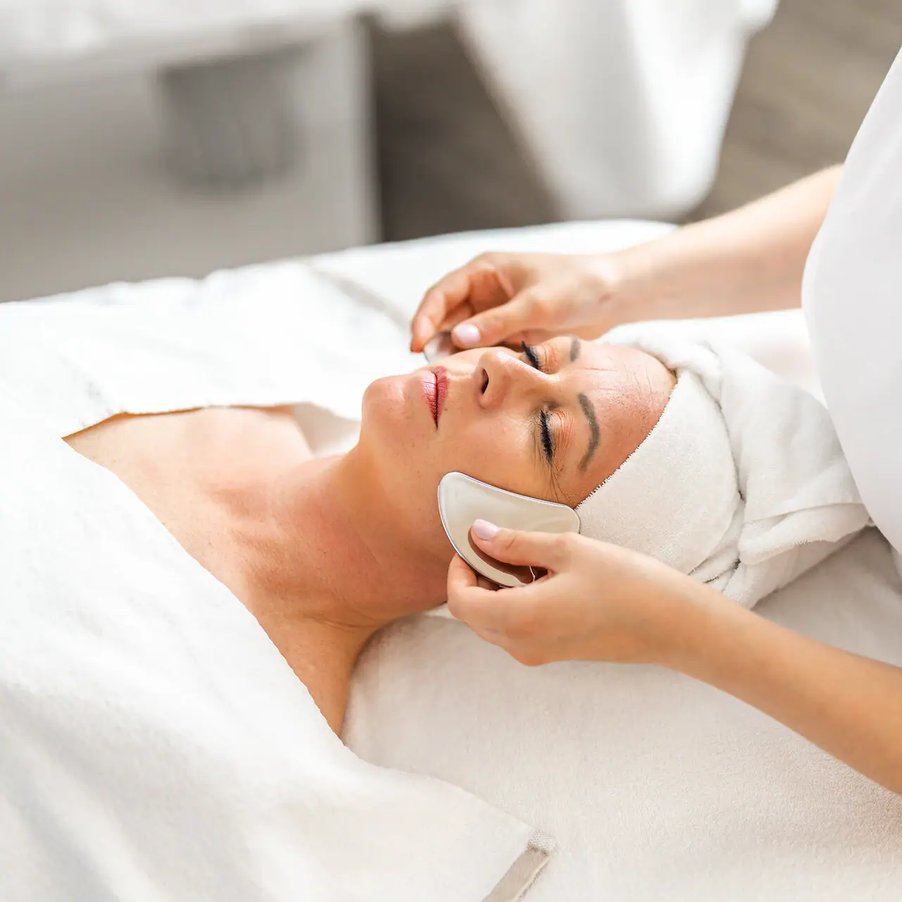 Anwendung Eine Frau erhält eine Gesichtsmassage.