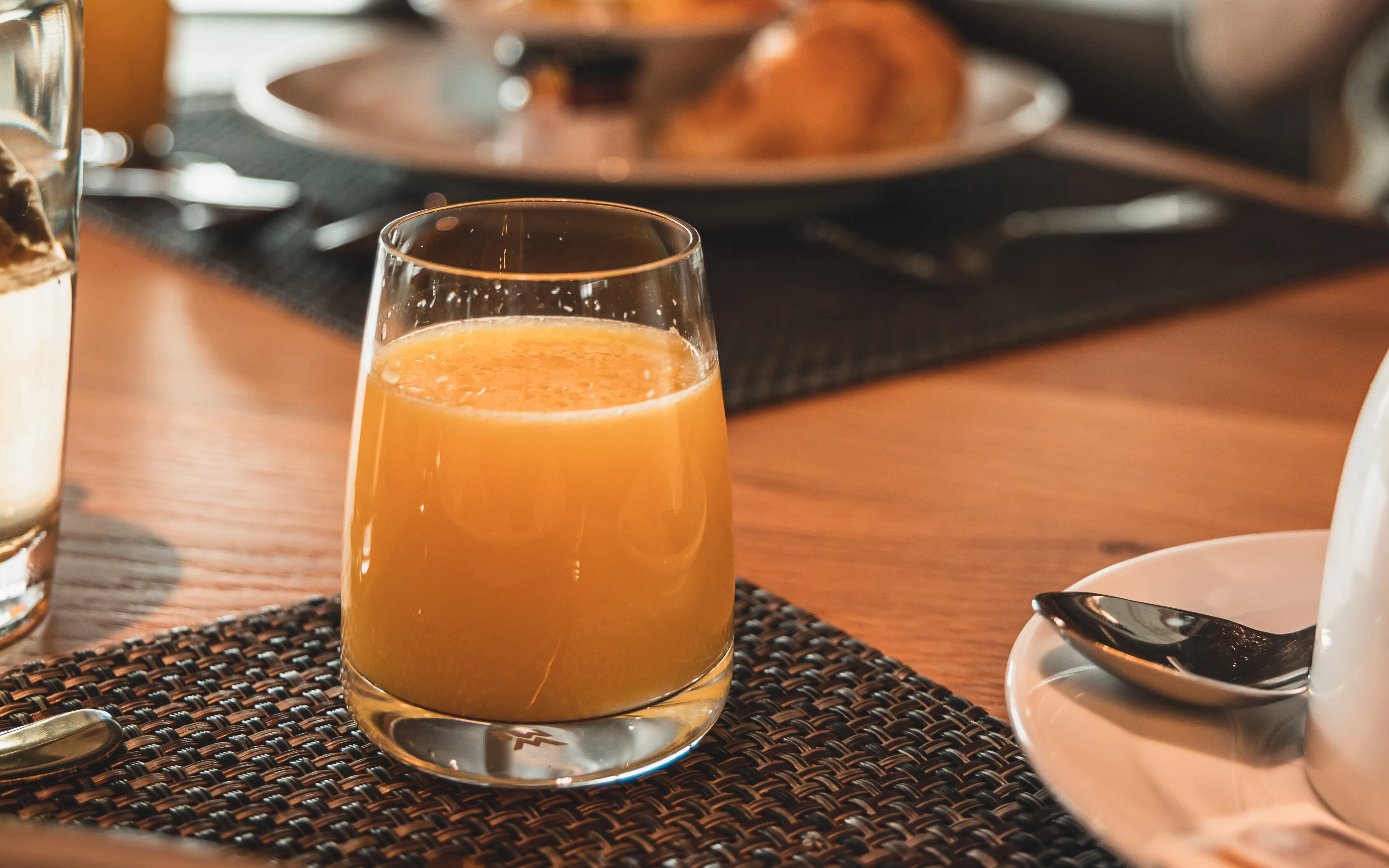 Orangensaft Ein Glas Orangensaft auf einem Tisch.