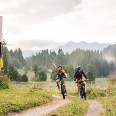 Mountainbiken Zwei Personen fahren mit Fahrrädern auf einem Pfad.