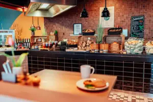 Frühstück Theke mit Speisen darauf
