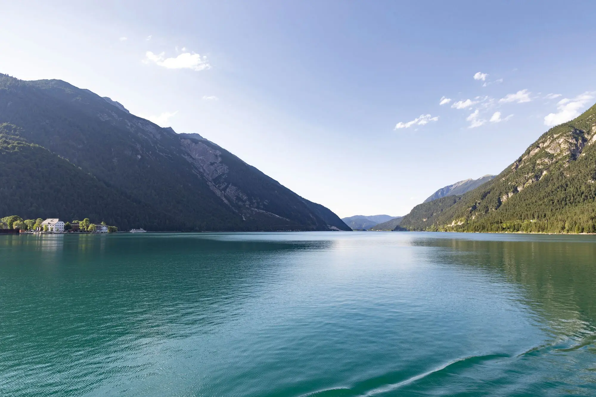 Der Achensee umgeben von Bergen.