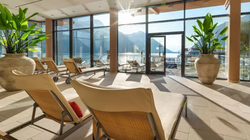 SPA am Achensee Ein Raum mit Stühlen und einer großen Glastür.