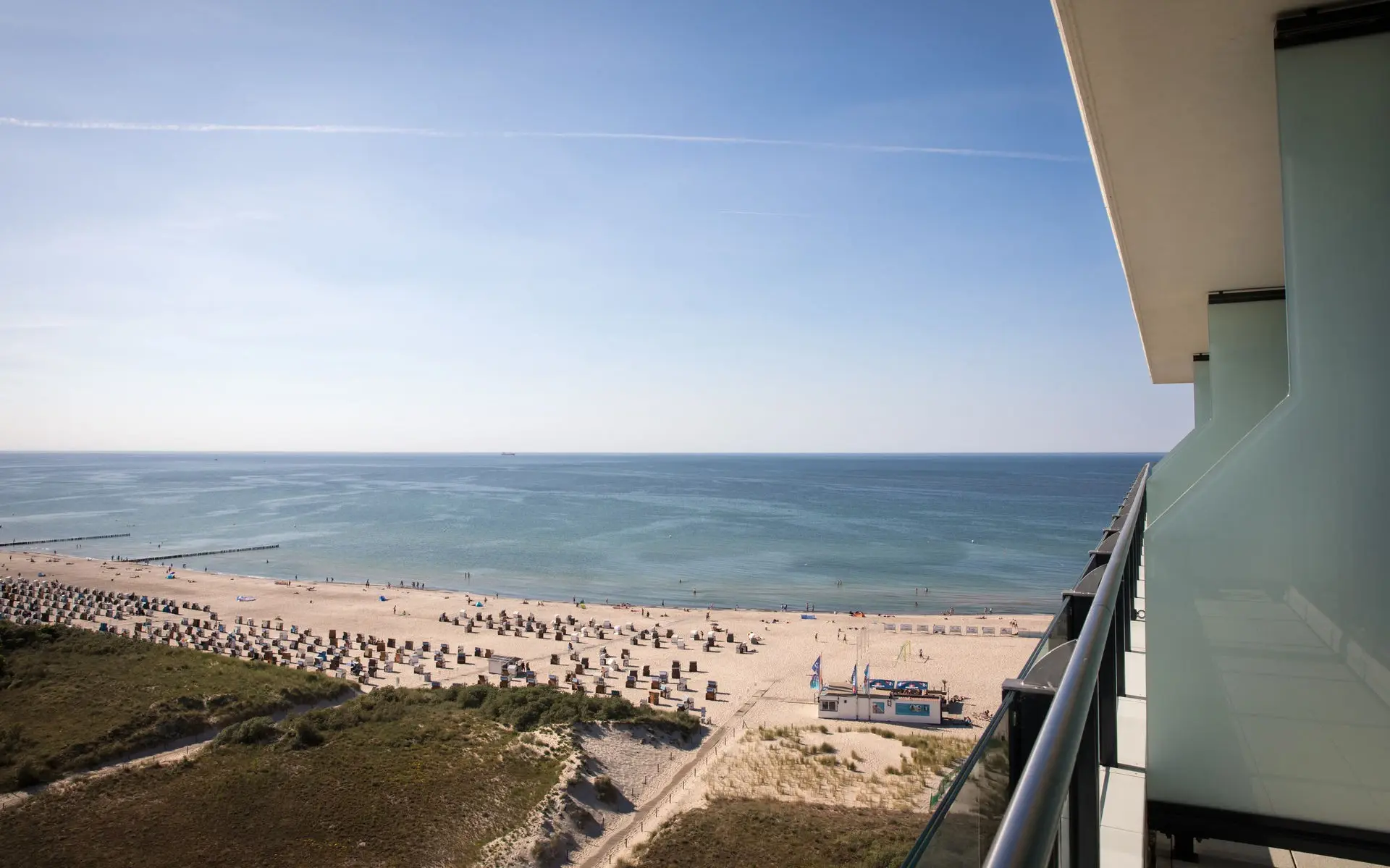 Ausblick von einem Balkon auf das Meer