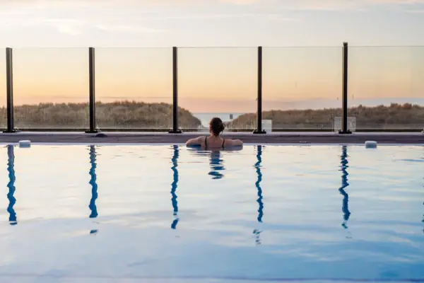 Außenpool aja Warnemünde Eine Frau in einem Pool.