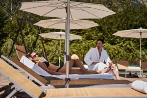 Liegenbereich Ein Mann und eine Frau liegen auf Liegestühlen im Freien.