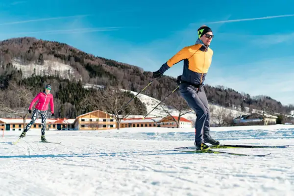 Langlauf Ein Mann beim Skifahren auf einem verschneiten Hang.