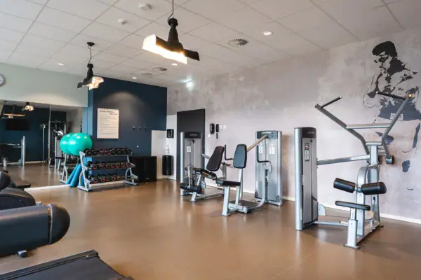 Fitness Ein Fitnessstudio mit Trainingsgeräten.