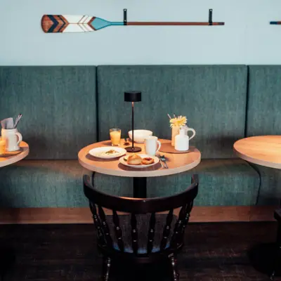 Frühstückstisch Ein Tisch mit Tellern und Tassen darauf.