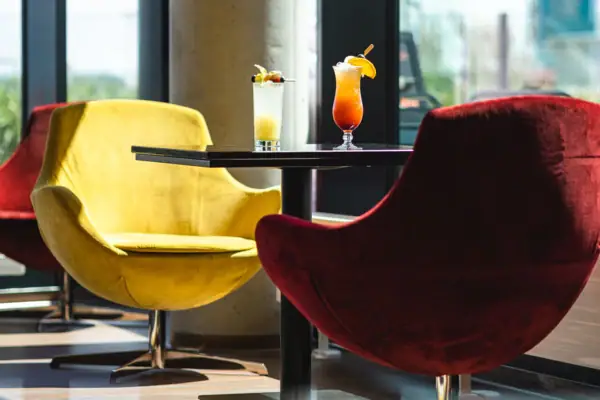 Bar Travemünde Ein Tisch mit zwei Gläsern Flüssigkeit darauf.