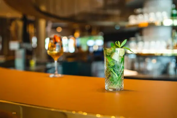 Cocktails im aja Garmisch-Partenkirchen Zwei Cocktails stehen auf der Theke von der aja Bar in Garmisch-Partenkirchen.