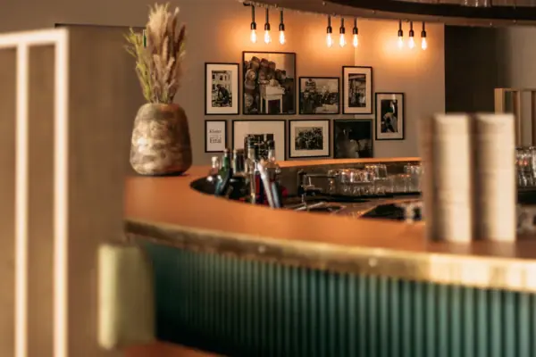 Bartresen aja Garmisch Eine moderne Bar-Theke mit einer Vase in der aja Bar Garmisch-Partenkirchen