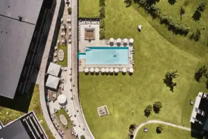 Außenpool Luftaufnahme eines Pools und einer Rasenfläche