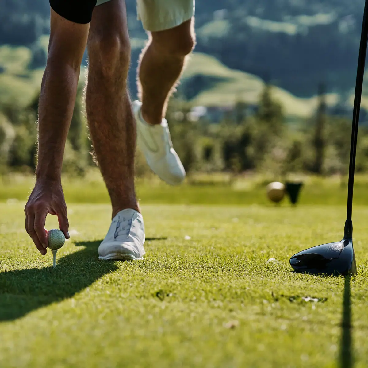 Golfurlaub in Ruhpolding Eine Person hält einen Golfball auf einem Golfplatz in Ruhpolding.
