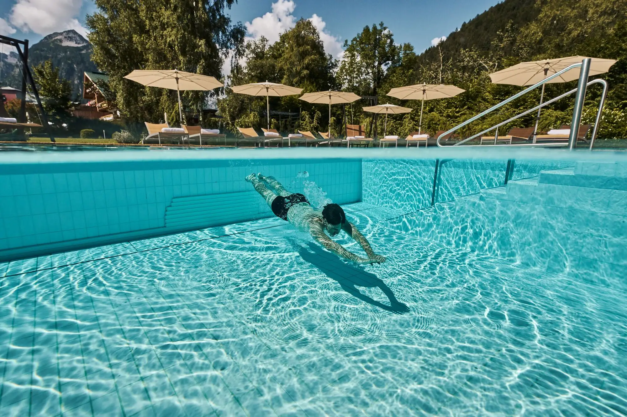 Außenpool Eine Person schwimmt in einem Pool.